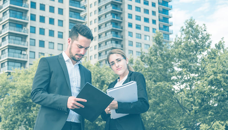Abogados especializados en accidentes de tráfico hablando en pleno centro de barcelona